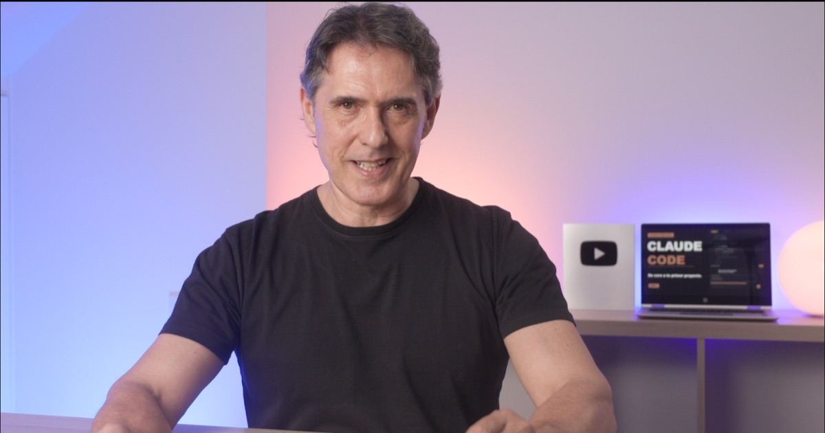 Luis Alfonso Ruiz, creador de EdTrainer TV, con el botón de plata de YouTube y Claude Code al fondo